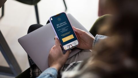 Smartphone mit WSW-Campus Seite zum Arbeitsrecht