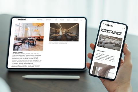 Tablet und Smartphone zeigen die Website von Steimel, mit Fokus auf hochwertige Möbelprojekte und Handarbeit im Schwarzwald.