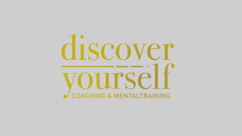 Logo in gold „discover yourself – Coaching & Mentaltraining“ auf hellgrauem Hintergrund.