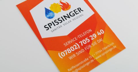 Rote Servicekarte der Firma Spissinger mit Logo, Servicenummer und Kontaktdaten für Sanitär, Solar und Heizung.