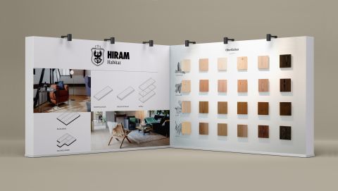 Moderner Ausstellungsstand von HIRAM Habitat mit Holzmustern, Bodenaufbauten und Raumbeispielen