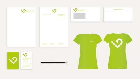 Geschäftsausstattung von Back to Activity mit Briefpapier, Visitenkarten, Umschlägen und grünen T-Shirts mit Logo.