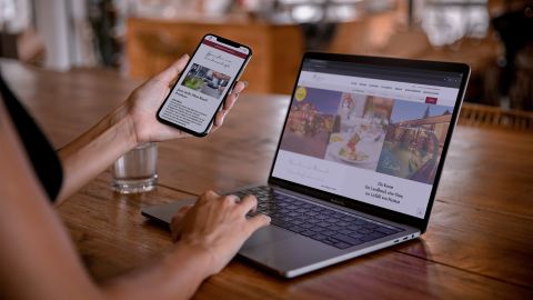 Digitale Buchung Landhotel Krone Frau nutzt Smartphone und Laptop zur Buchung auf der Website von Landhotel Krone.