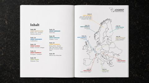 Aufgeschlagener Katalog von Jogerst Steintechnologie zu Natursteinmaterialien aus Europa: Tabellarisches Inhaltsverzeichnis und Karte mit Übersicht der Herkunftsländer der Steine.
