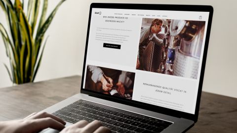 Laptop mit der Website von BOAR Gin mit detaillierten Informationen über Produktqualität und Produktionsprozesse