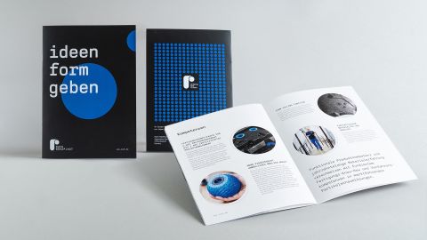Broschüren mit dem Titel "Ideen Form Geben" und Innenseiten mit Bildern und Text zu Kompetenzen und Produkten.