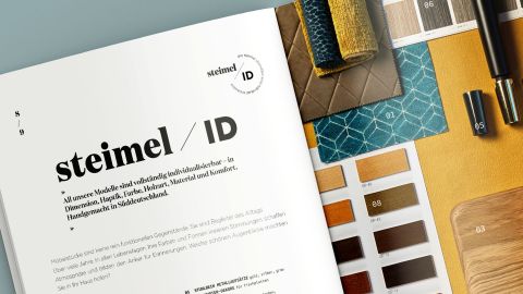 Seite der Steimel-Broschüre "ID" mit Text zu individualisierbaren Möbeln und einer Moodboard-Collage aus Stoffen und Materialien.