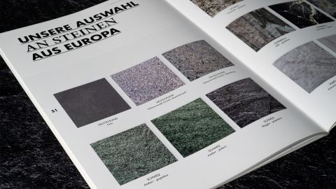 Aufgeschlagener Katalog von Jogerst Steintechnologie zum Thema "Natursteinmaterialien aus Europa" mit der Überschrift "Unsere Auswahl an Steinen aus Europa" und Bildern von verschiedenen Gesteinsarten.