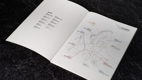 Aufgeschlagener Katalog von Jogerst Steintechnologie zu Natursteinmaterialien aus Europa: Tabellarisches Inhaltsverzeichnis und Karte mit Übersicht der Herkunftsländer der Steine.