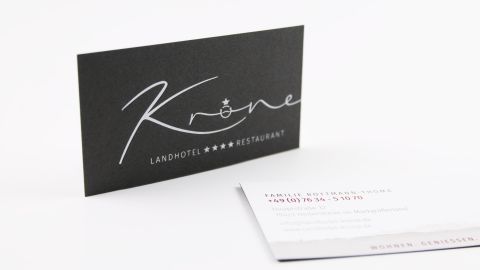 Landhotel Krone Visitenkarte Schwarze Visitenkarte mit elegantem Landhotel Krone Logo und weißer Rückseite mit Kontaktinformationen.