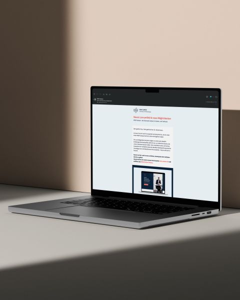 Laptop mit geöffneter E-Mail des WSW-Campus Newsletters mit Seminarinfos und Online-Schulungen