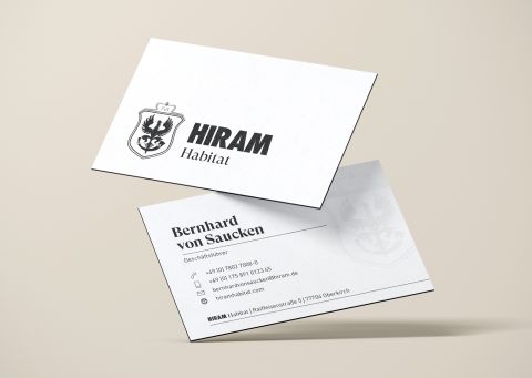 Doppelseitige Visitenkarte von HIRAM Habitat mit Logo, Namen und Kontaktdaten von Geschäftsführer Bernhard von Saucken