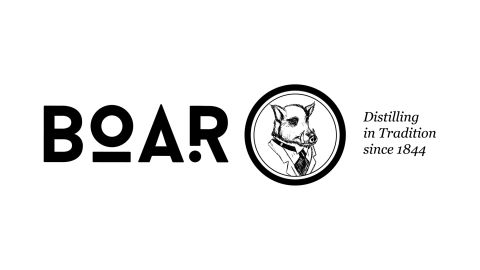 Logo von der BOAR Distillery, ein stilisierter Schriftzug neben einem Siegel mit Wildschweinkopf, daneben der Slogan "Distilling in Tradition since 1844".
