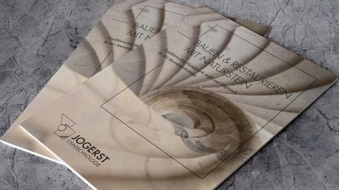Zwei Exemplare des Katalogs zum Bauen und Restaurieren mit Naturstein von Jogerst Steintechnologie.