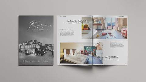 Landhotel Krone Broschüre Broschüre von Landhotel Krone mit Titelseite und Einblick in stilvolle Familien- und Wellnesszimmer.