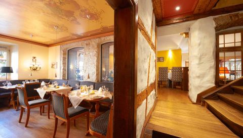 Stilvolles Restaurant im Landhotel Krone Gemütliches Restaurant im Landhotel Krone mit liebevoll gedeckten Tischen, Fachwerkelementen und stilvollem Deckenfresko.