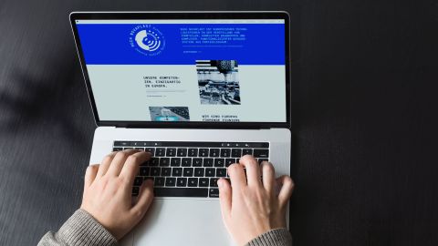 Silbernes MacBook, auf dem die Website von RUCH NOVAPLAST geöffnet ist mit zwei Händen, die auf der Tastatur liegen.