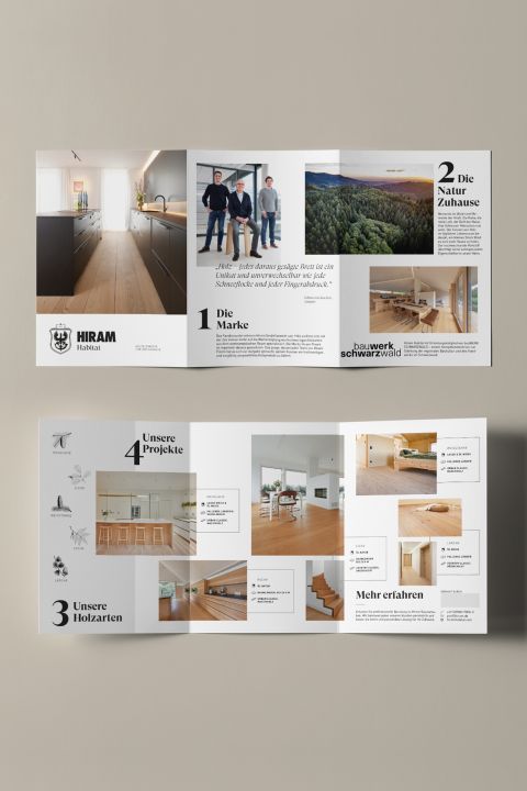 Zweifach aufgeklappte Broschüre von HIRAM Habitat mit Markeninfos, Projekten, Holzarten und Raumbeispielen