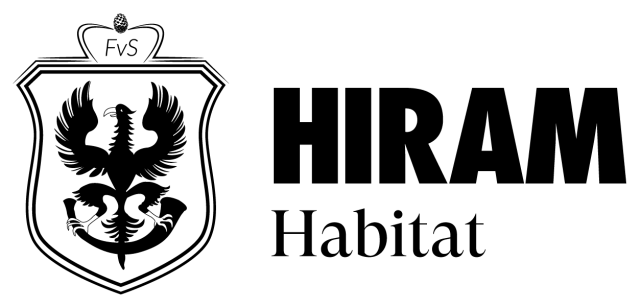 Logo von HIRAM Habitat in schwarz auf weiß mit stilisiertem Wappen, Greifvogel und Schriftzug „HIRAM Habitat“