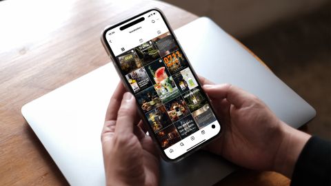 Smartphone zeigt den Instagram-Feed von BOAR Gin mit Beiträgen zu Cocktails, Flaschen und Events.