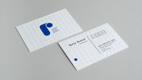 Visitenkarte von RUCH NOVAPLAST mit Logo in blau und haptischem Effekt