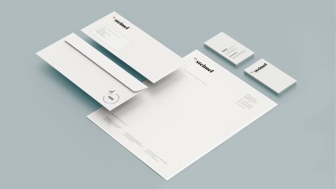 Corporate-Design-Set von Steimel, bestehend aus Briefpapier, Umschlägen und Visitenkarten, auf hellblauem Hintergrund.