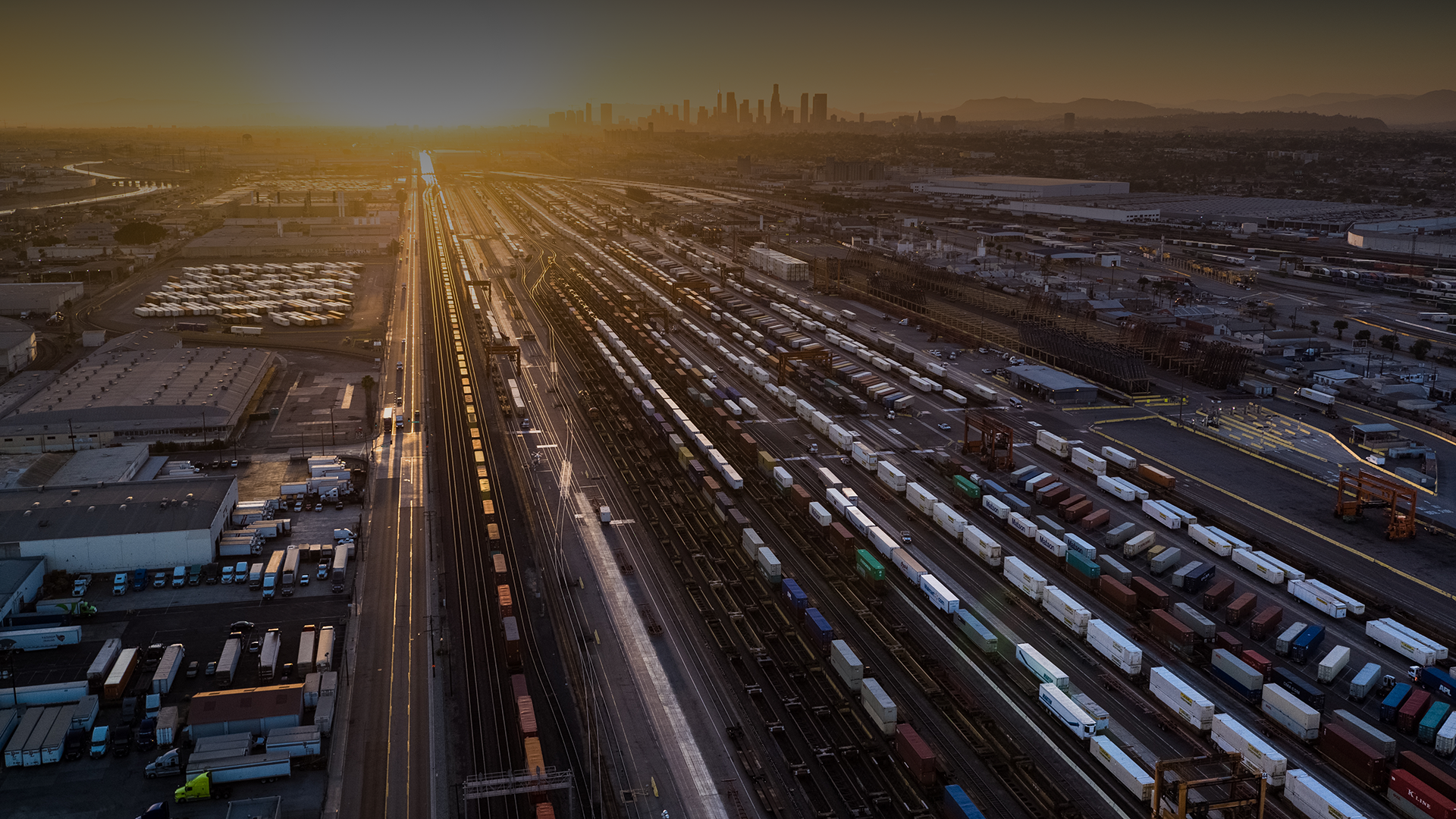 Sonnenaufgang über einem Güterbahnhof