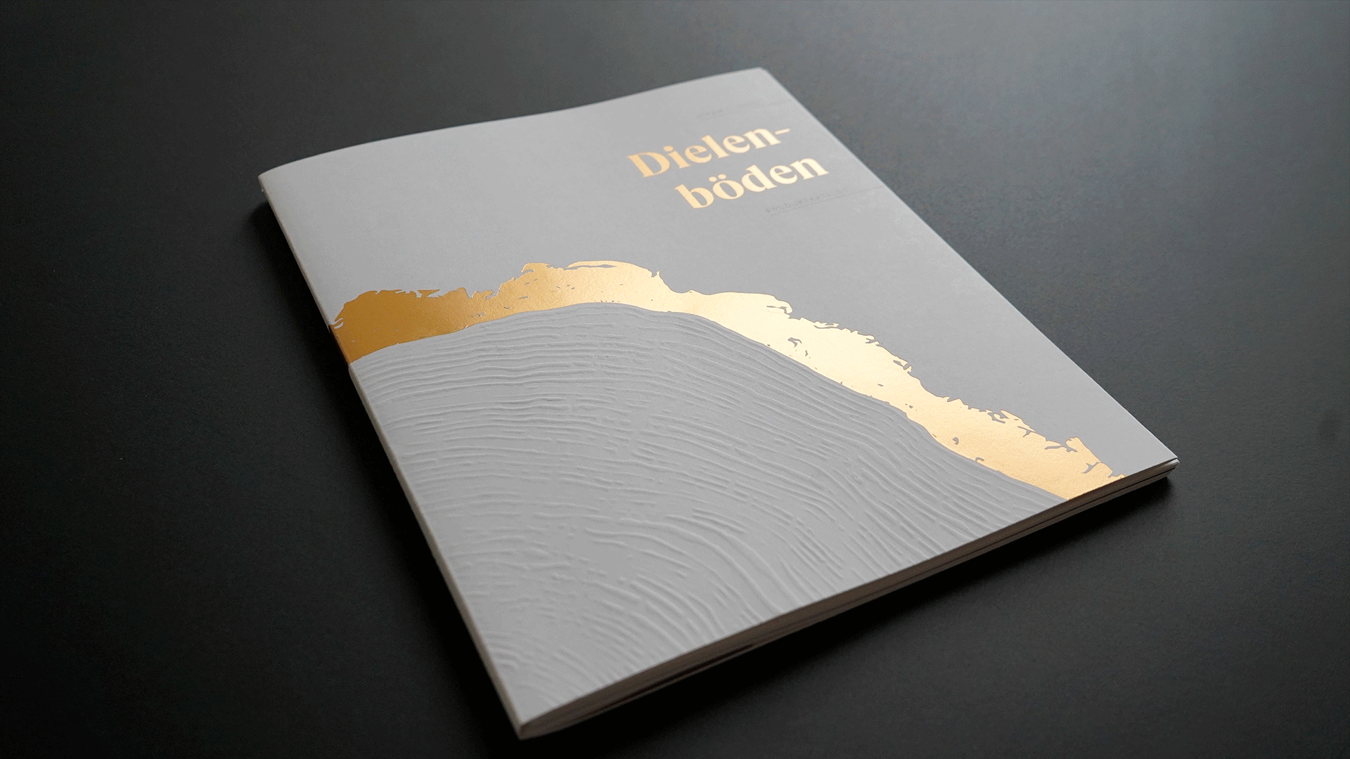 Animiertes GIF mit wechselnden Bildern vom Hiram Habitat Dielenböden-Katalog, die Details wie Fadenbindung und Goldprägung zeigen